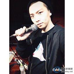 唱歌男网红吃瓜