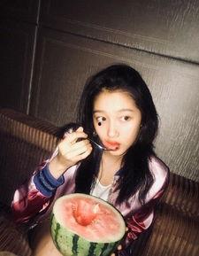 网红写真吃瓜图片高清